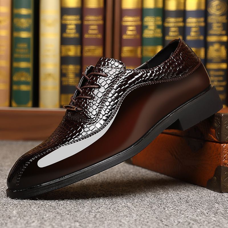 Mens Fashion Dress Shoes - รองเท้าหนังแก้วผู้ชายสไตล์อังกฤษ หัวแหลม แบบเสริมส้น ซ่อนส้น แฟชั่นเกาหลี สำหรับช่างทำผม