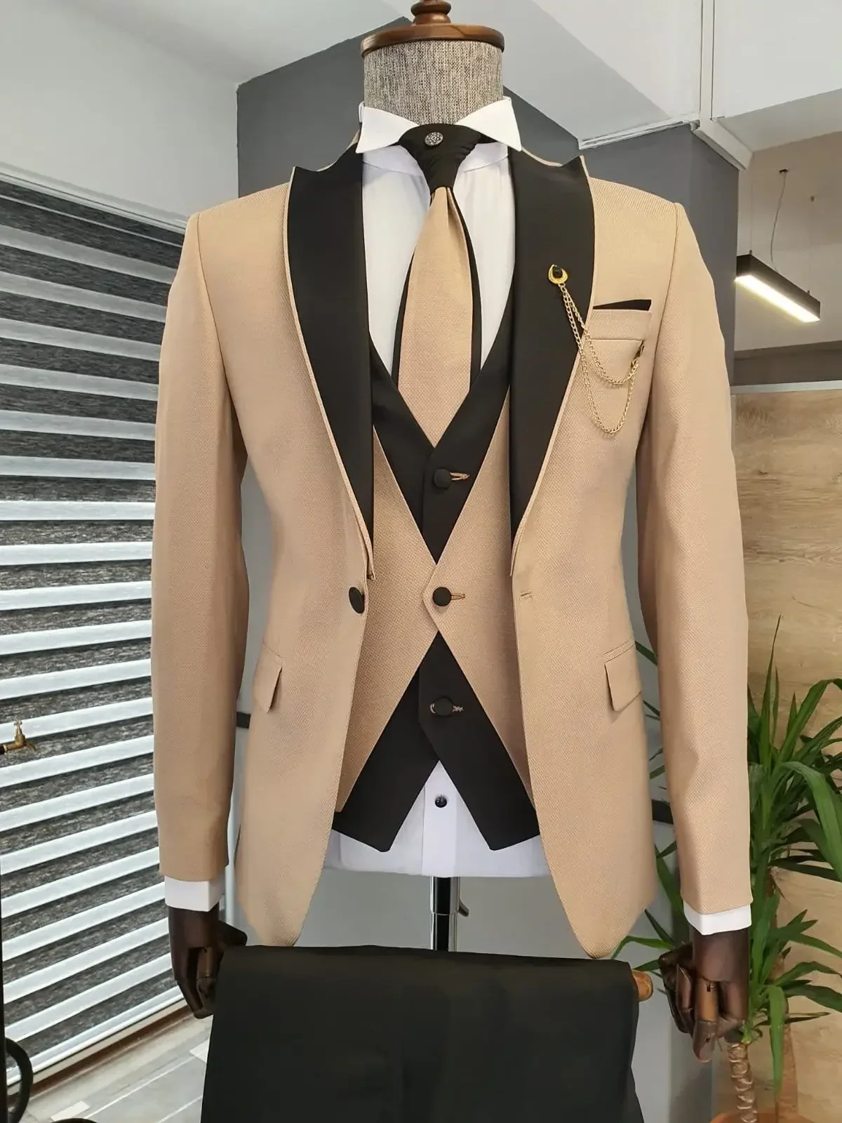 Slim Fit Blazer Men - ชุดสูทผู้ชายสีดำสไตล์อังกฤษสำหรับงานแต่งงาน ชุดทักซิโด้ทรงเข้ารูป แจ็คเก็ตแชมเปญ กางเกงสีดำ เสื้อเบลเซอร์คุณภาพสูง ชุด
